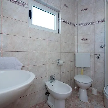 4483-2 For 6 Pers In Kastel Kambelovac Apartment