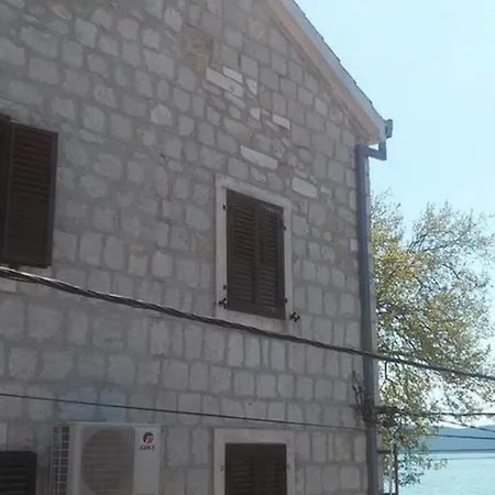 4483-2 For 6 Pers In Kastel Kambelovac Apartment *