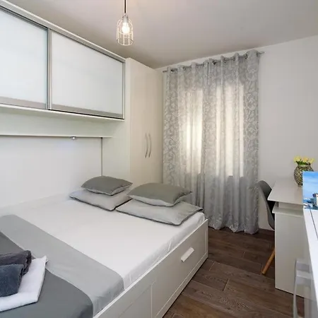 4483-2 For 6 Pers In Kastel Kambelovac Apartment *