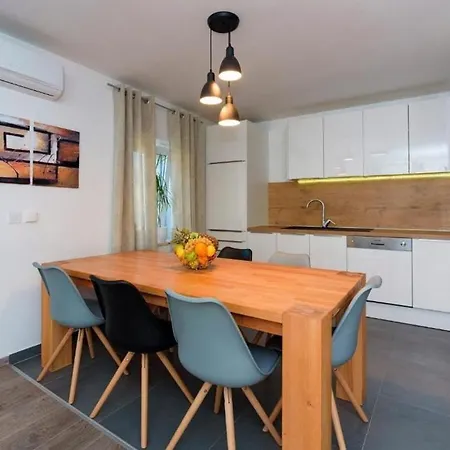 Apartment 4483-2 For 6 Pers In Kastel Kambelovac