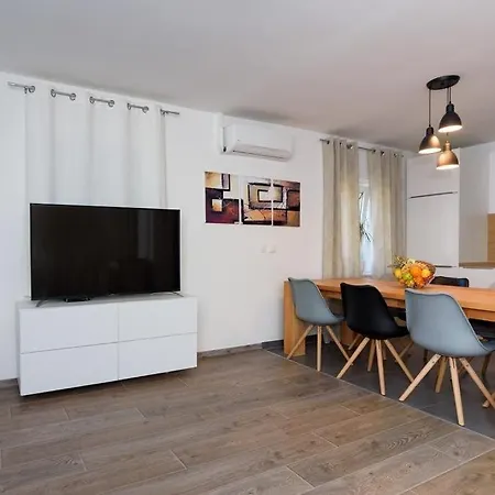 4483-2 For 6 Pers In Kastel Kambelovac Apartment *
